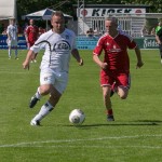 Markus Anton aus der &quotDritten" sprintet mit Ball zum Tor. Foto: Marko Förster