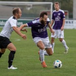 Hält den Gegner ab und den Ball am Fuß: VfL-Stürmer Maximilian Dietze. Foto: Marko Förster