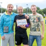 Stefan Bohne (li.), erster VfL-Vorsitzender, und VfL-Geschäftsführer Oliver Herber (re.) sagen &quotDanke!" zu Elvir Jugo und verabschieden den VfL-Trainer. Foto: Marko Förster