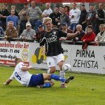 Copitz-Spieler Nagel wird im Sturmlauf unsanft gebremst. Foto: Marko Förster 