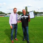 VfL-Geschäftsführer Herber (li.) gratuliert Donschachner zur 40-jährigen Trainertätigkeit im Klub. Foto: VfL/rz