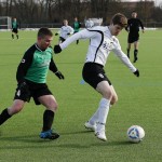 VfL-Stürmer Marcel Kleber schirmt den Ball vor seinem Gegenspieler ab. Foto: Marko Förster