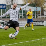 Vorbildliche Flankenhaltung: VfL-Kapitän Christoph Hartmann passt zu einem Mitspieler. Foto: Marko Förster