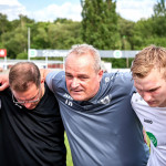 Gemeinsam die Erkenntnisse besprechen: VfL-Trainer Jens Wagner und sein Team. Foto: Marko Förster