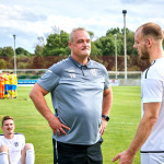 Setzt auf einen engen Austausch: VfL-Trainer Jens Wagner im Gespräch mit VfL-Stürmer Florian Müller. Foto: Marko Förster