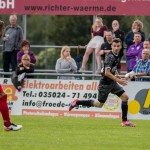 Sucht mit Ball am Fuß nach dem freien Mitspieler: VfL-Mittelfeldspieler Martin Schmidt. Foto: Marko Förster