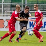 In der Mangel! Gleich zwei Gegner sind notwendig, um VfL-Spieler Martin Schmidt hier zu stoppen. Foto: Marko Förster