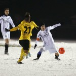 Schneekampf auf dem Kunstrasen: VfL-Spieler Rechenberger geht zum Ball. Foto: Marko Förster