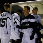 Abklatschen und Jacke überziehen: Frostige Temperaturen beim Winter-Testspiel. Foto: Marko Förster