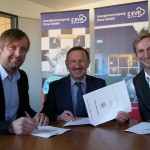 VfL-Duo besucht EVP: Stefan Bohne (l.), Herbert Marquard (M.) und Oliver Herber bei der Vertragsunterzeichnung. Foto: Daniel Förster
