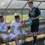 VfL-Verteidiger Hendrik Geißler klatscht mit dem Gegner ab. Foto: Marko Förster