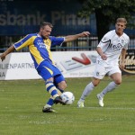 VfL-Kicker Marcel Reck beobachtet seinen Gegenspieler. Foto: Marko Förster