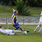 Der neue VfL-Kapitän Benny Hempel grätscht entschlossen dazwischen. Foto: Marko Förster