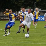 Heiko Bandulewitz (M.) mit all seiner Leidenschaft im Zweikampf. Foto: Marko Förster