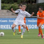 VfL-Spieler Marcel Reck behauptet sich gegen zwei Gegenspieler. Foto: Marko Förster
