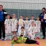 Die F2-Junioren des VfL jubeln mit ihrem Trainerduo Kleber/Kranz in der Halle. Foto: VfL