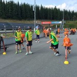 Erwärmung mit Spaß! Vor dem Biathlon absolvierten Kinder und Trainer ein paar Staffelwettbewerbe. Foto: Sportcollection 