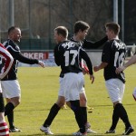 Abklatschen und jubeln: Der VfL nach einem Torerfolg. Foto: Marko Förster