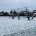 Spaßige Sache: Die &quotErste" nutzte das Schneetreiben für einen lockeren Trainingskick. Foto: VfL/hb