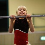 Isa beim Athletikwettkampf an der Klimmzugstange