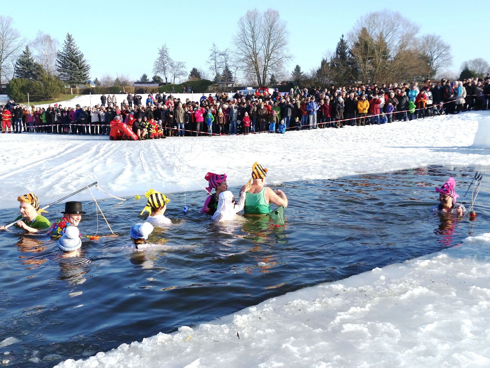 Winterbaden: Auch Gäste aus Nah und Fern stiegen in den eiskalten Natursee. Foto: VfL/privat